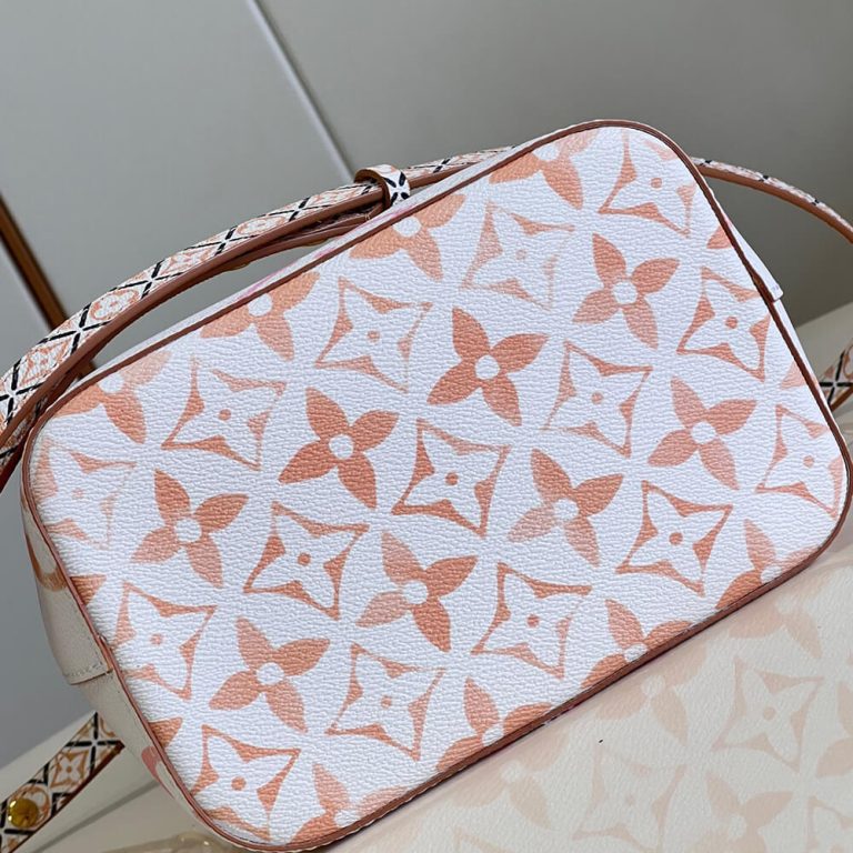 LV By the Pool NEONOE BB