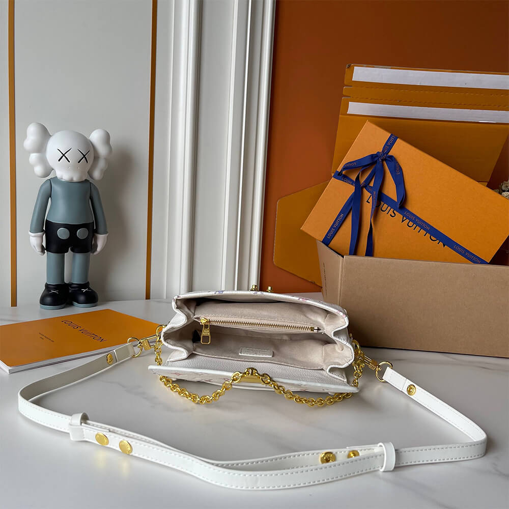 LV Pochette Métis East West