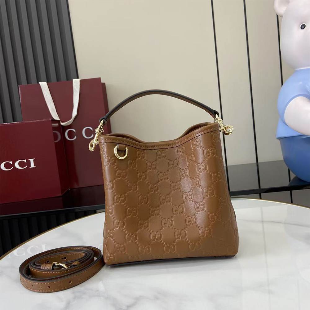 GG Emblem small bucket bag