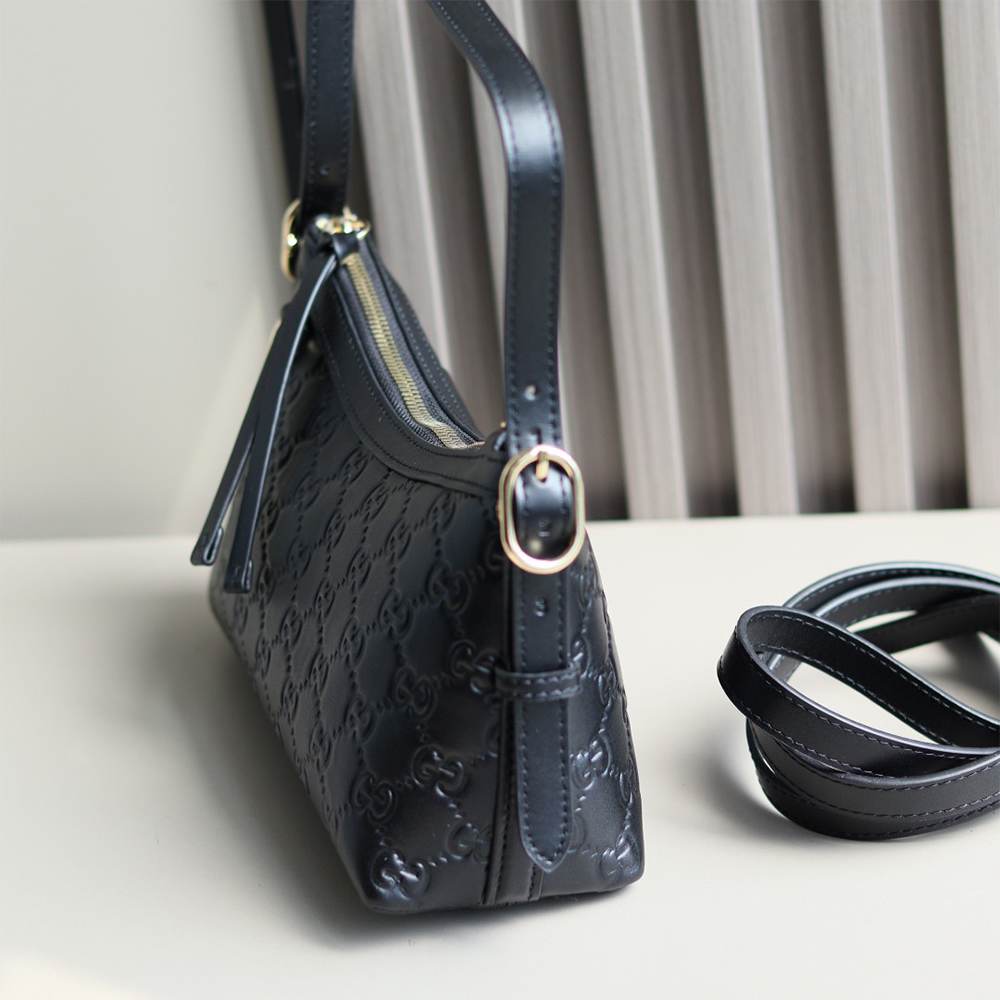 GG Emblem small shoulder bag