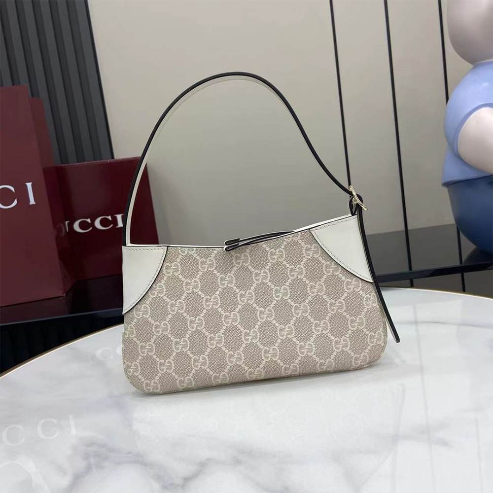 GG Emblem small shoulder bag